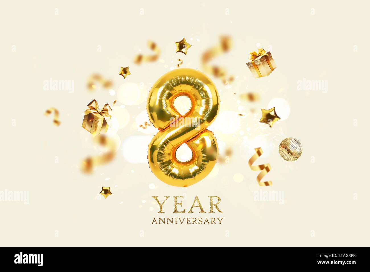 Goldene festliche Ballons 8-jähriges Jubiläum mit goldenem Konfetti, Geschenken, Spiegelkugel und Sternen fliegen auf einem beigefarbenen Hintergrund mit Bokeh-Lichtern und Funken. Stockfoto
