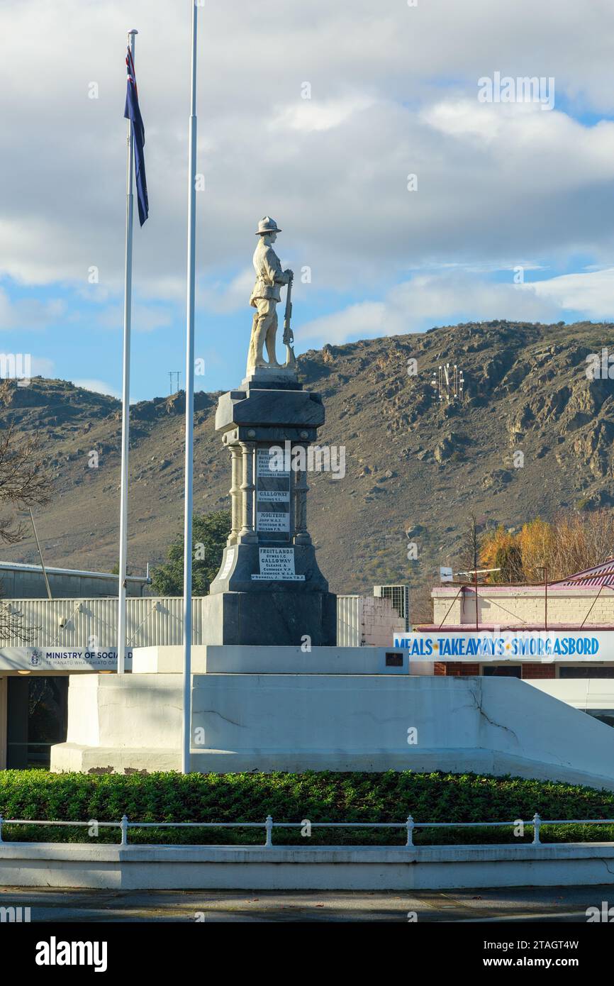 Alexandra, Neuseeland. Eine Skulptur eines Soldaten auf dem Denkmal des Ersten Weltkriegs, mit der „Uhr auf dem Hügel“ im Hintergrund Stockfoto