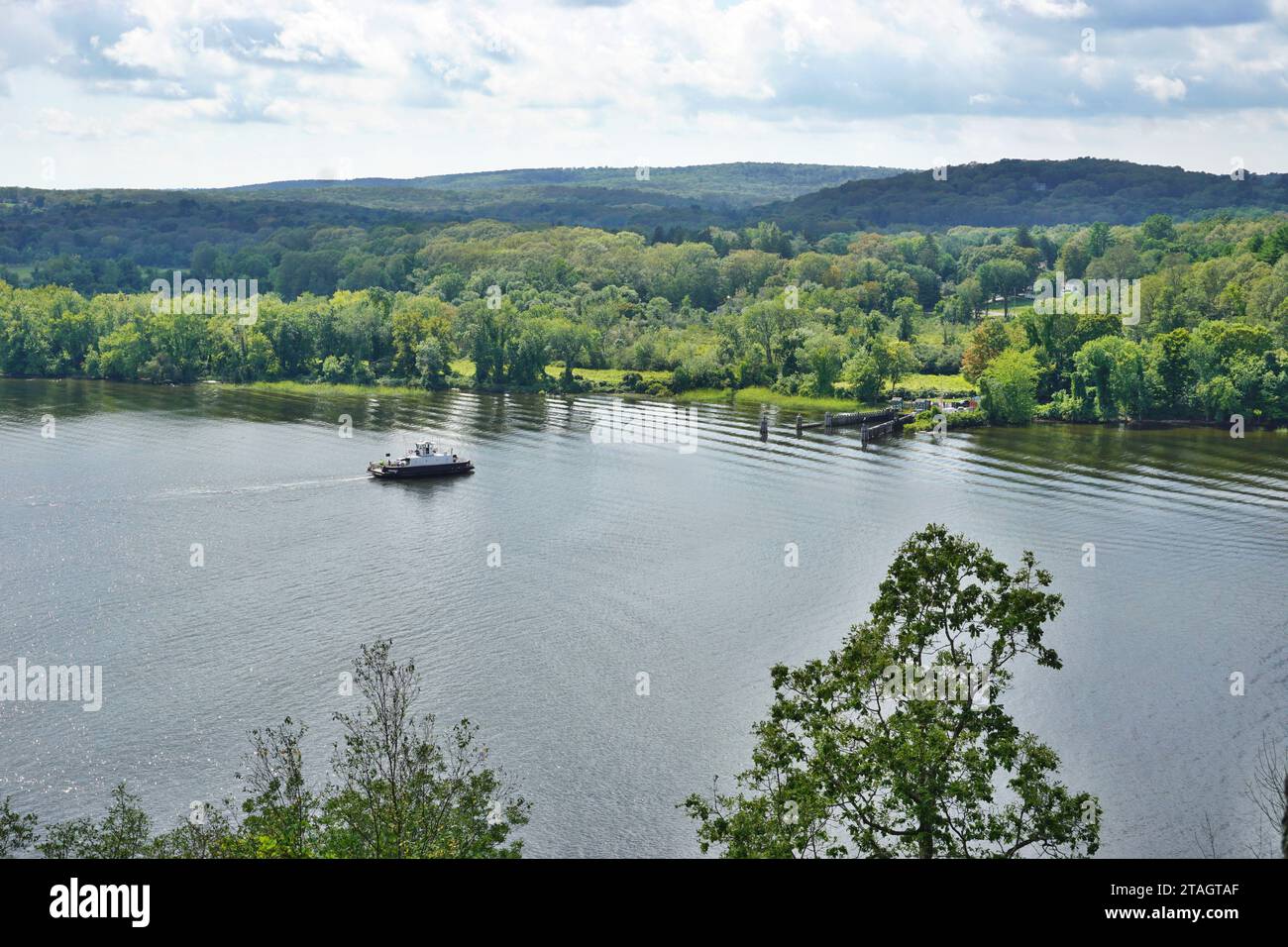 An einem sonnigen Sommertag in New England fährt die Fähre von Chester nach Hadlyme über den Connecticut River in Richtung des Docks von Chester, Connecticut Stockfoto