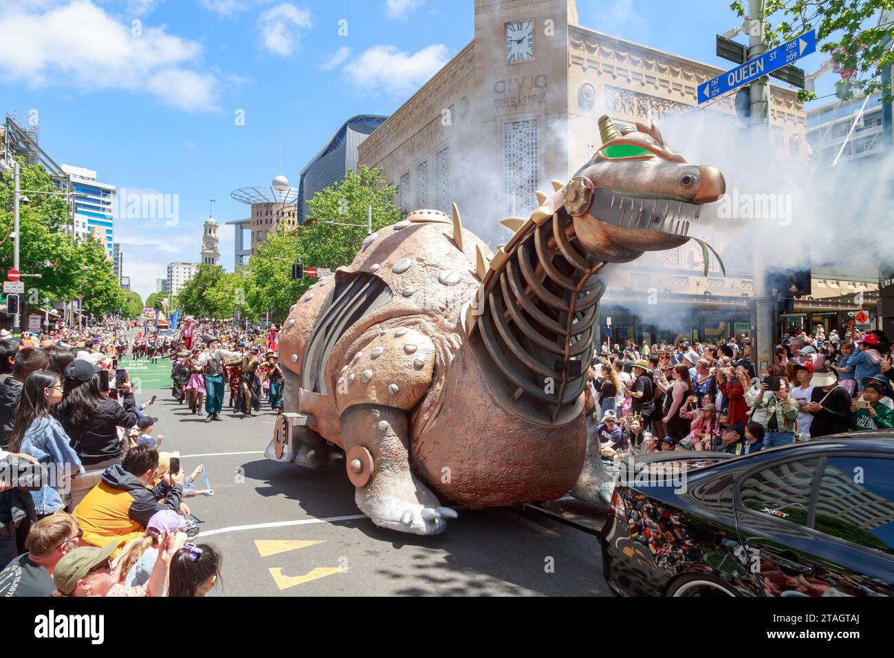 Ein Drachenschwamm, der Rauch aus dem Mund atmet, bei der Farmers Christmas Parade in Auckland, Neuseeland Stockfoto