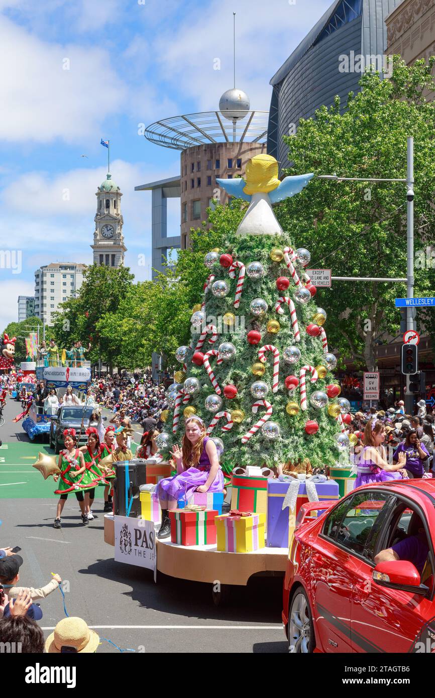 Ein Weihnachtsbaumwagen bei der Farmers Christmas Parade in Auckland, Neuseeland Stockfoto