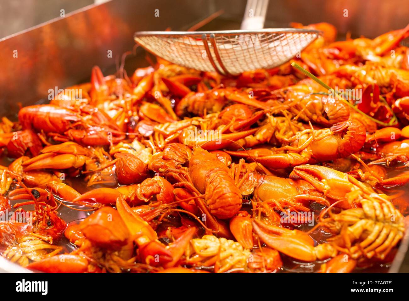 Eine Nahaufnahme einer silbernen Schüssel gefüllt mit frisch gekochten Garnelen, fertig zum Verzehr Stockfoto