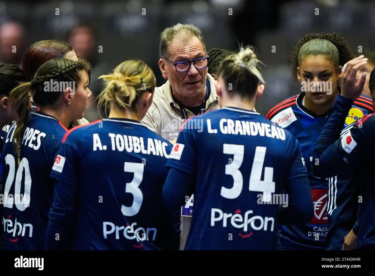 Stavanger 20231130. Frankreichs Nationaltrainer Olivier Krumbholz spricht während des Gruppenspiels der Weltmeisterschaft zwischen Frankreich und Angola in der DNB Arena. Foto: Beate Oma Dahle / NTB Stockfoto