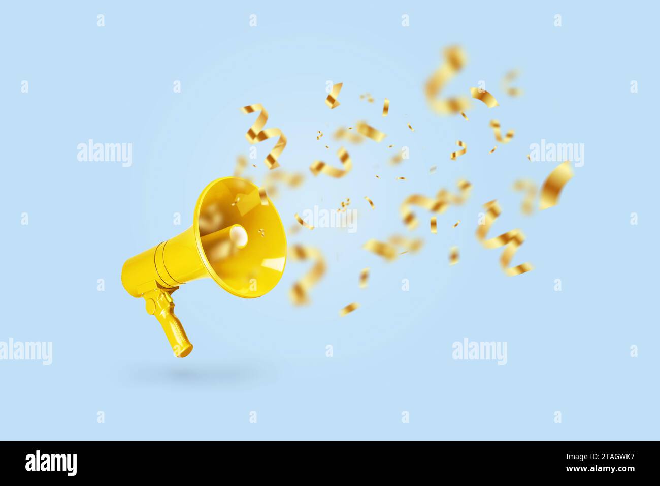 Kreativer gelber Lautsprecher mit goldenem Konfetti auf blauem Hintergrund, kreative Idee. Werbung und Marketing. Urlaub und Spaß, Konzept Stockfoto