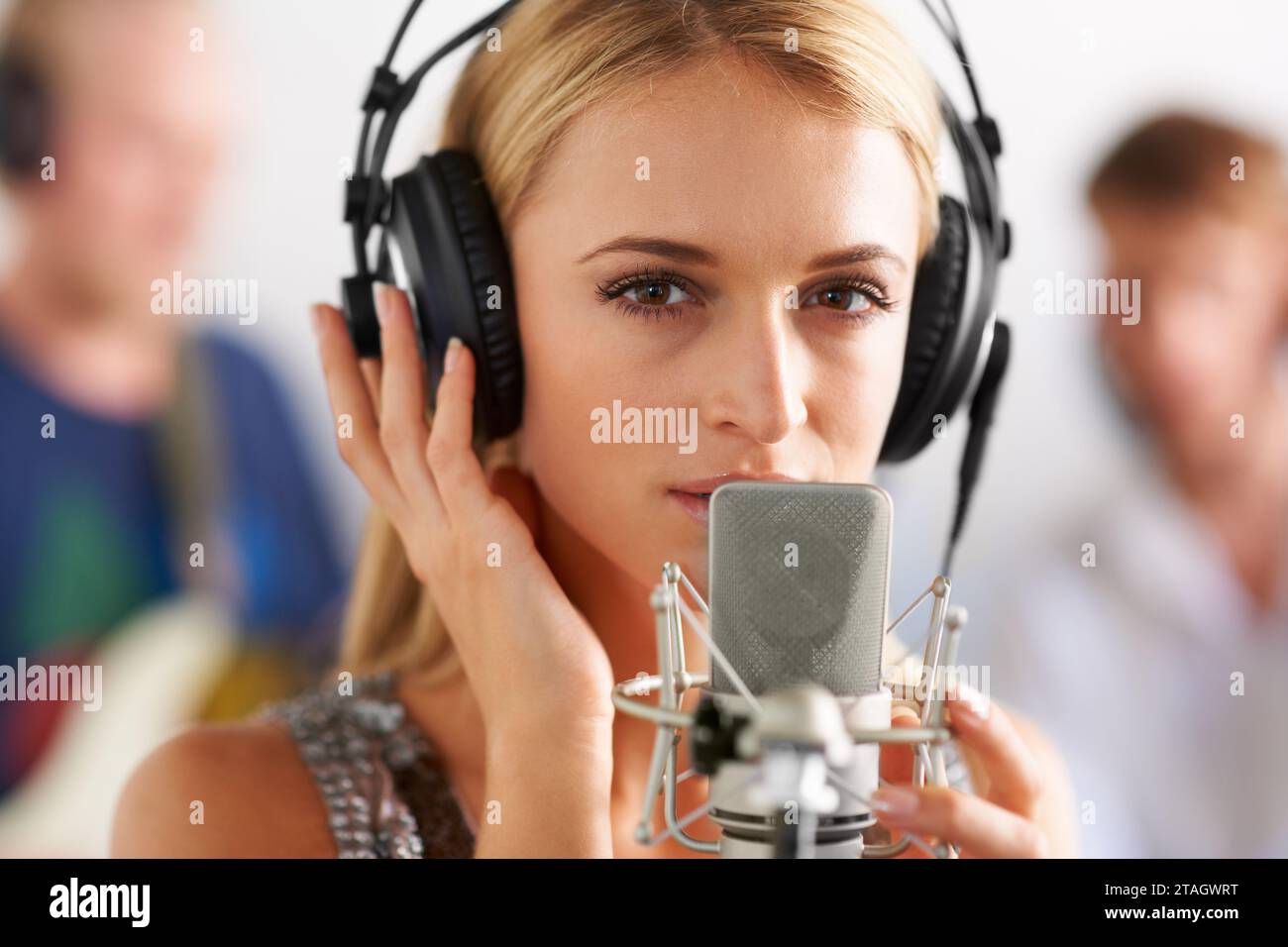 Musik, Porträt und Frau mit Mikrofon, Kopfhörern und Band-Performance mit Talent. Aufnahmestudio, Kunst- und Mädchenmusiker Live-Streaming Stockfoto