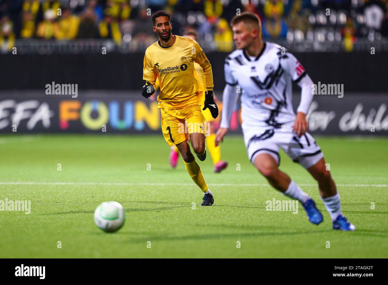 Bodø 20231130. Amahl Pellegrino von Bodoe/Glimt (links) und Luganos Lars Lukas Mai während des Gruppenspiels der Europa Conference Leauge zwischen Bodoe/Glimt und Lugano im Aspmyra Stadion. Foto: Mats Torbergsen / NTB Stockfoto