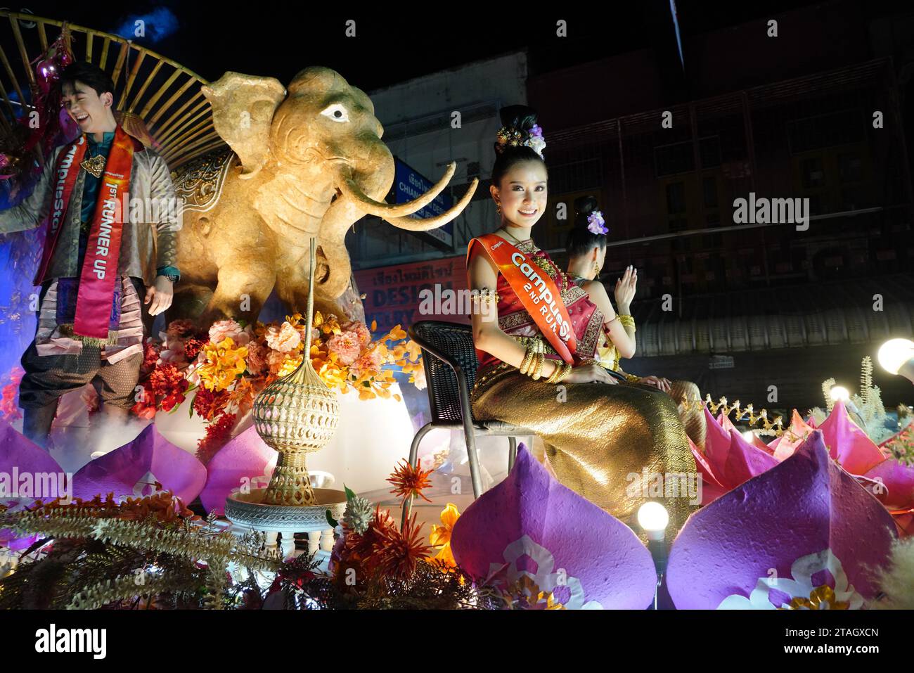 CHIANGMAI - 28. NOVEMBER 2023 : Parade am Loy Krathong oder Yee Peng Festival, das jährliche Festival, das am 28. November 2023 in Chiang-Mai stattfindet, Stockfoto