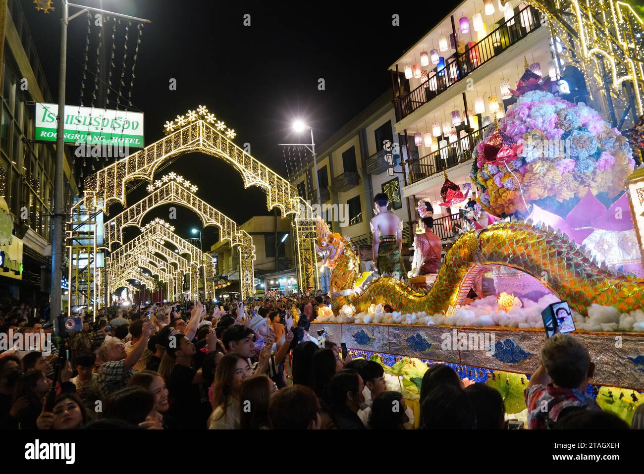 CHIANGMAI - 28. NOVEMBER 2023 : Parade am Loy Krathong oder Yee Peng Festival, das jährliche Festival, das am 28. November 2023 in Chiang-Mai stattfindet, Stockfoto