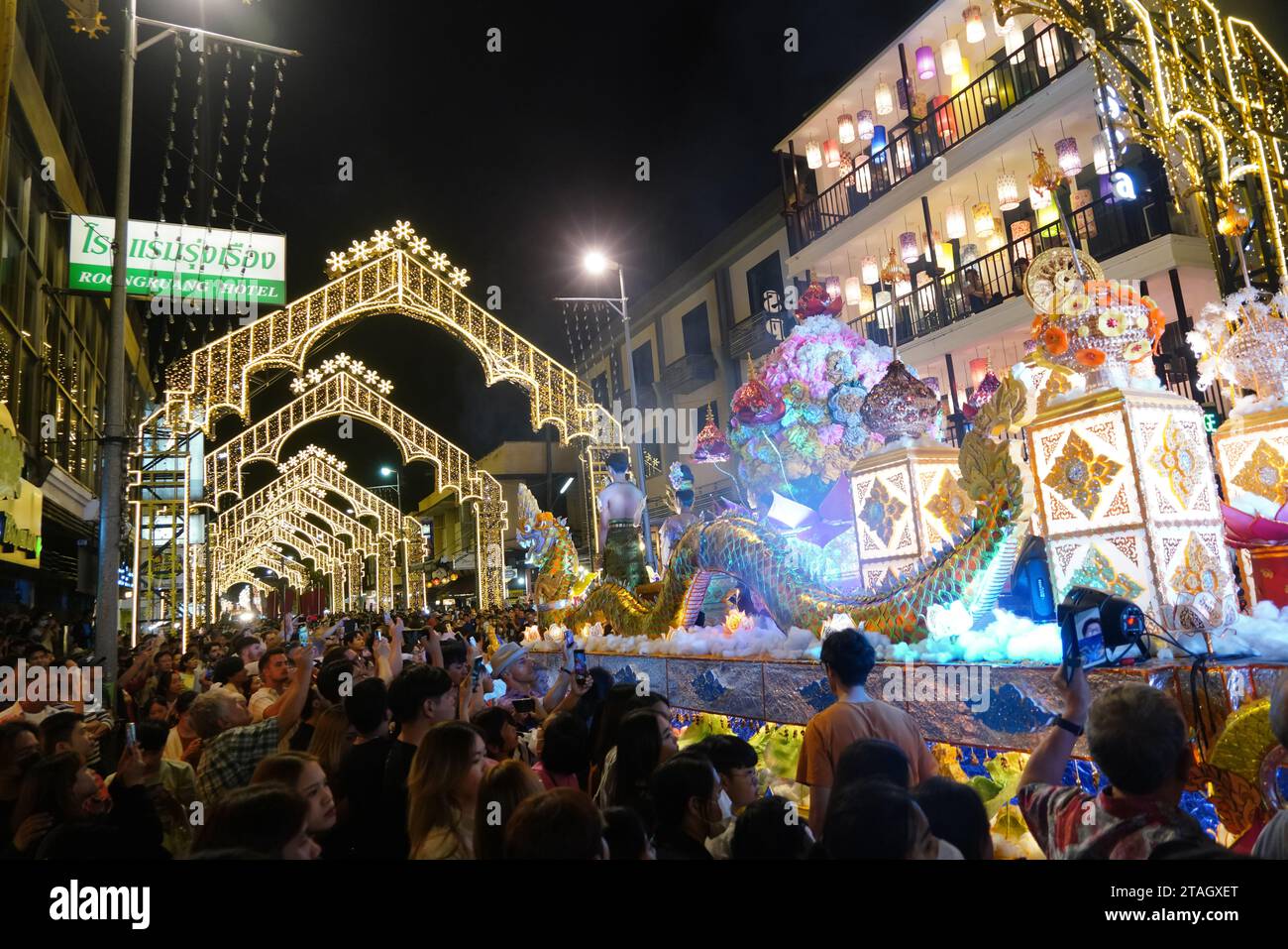 CHIANGMAI - 28. NOVEMBER 2023 : Parade am Loy Krathong oder Yee Peng Festival, das jährliche Festival, das am 28. November 2023 in Chiang-Mai stattfindet, Stockfoto