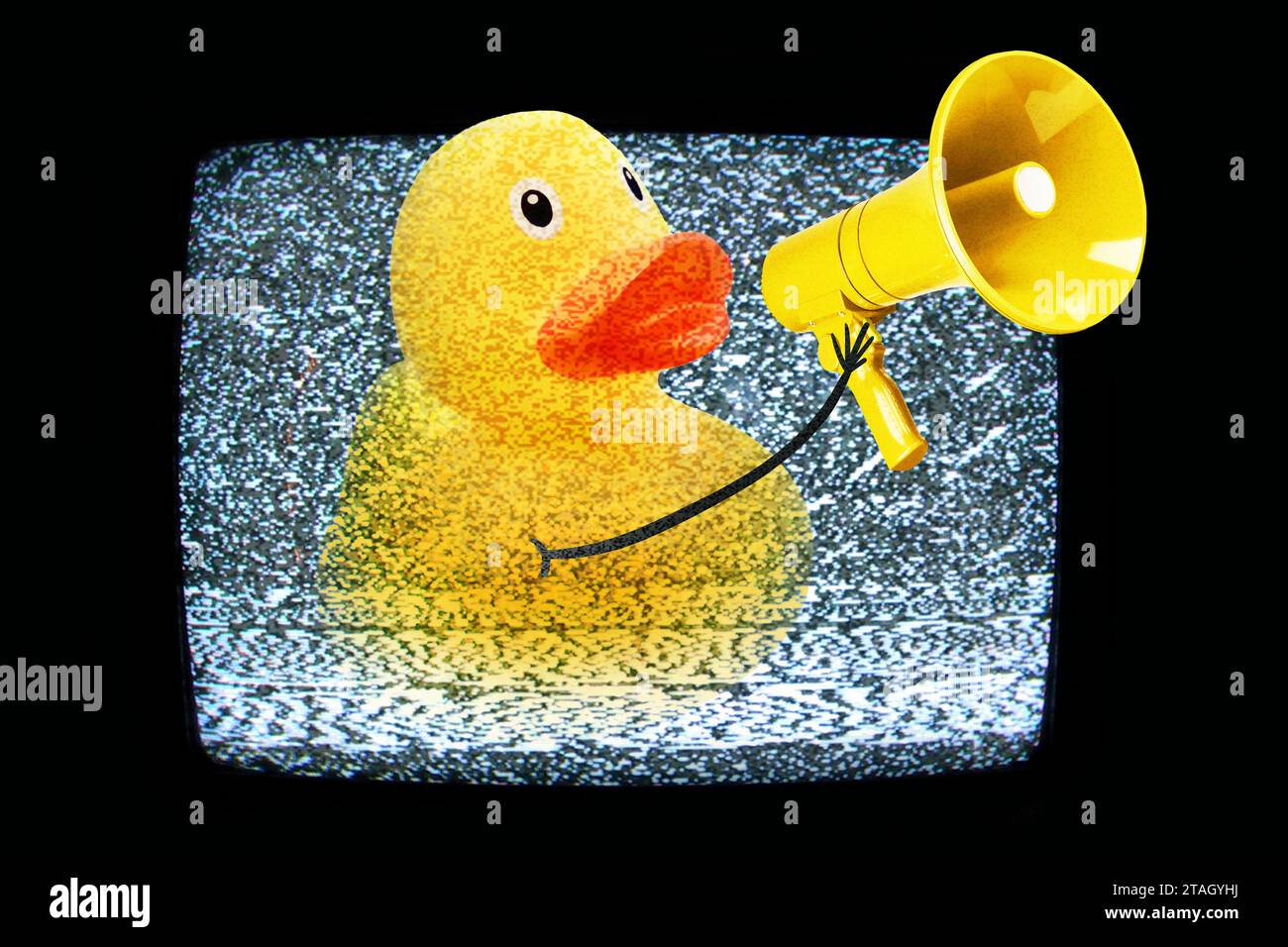 Kreative gelbe Entenschrei in einem gelben Lautsprecher vom Fernseher mit weißem Rauschen, Konzept. Medien- und Videowerbung, kreative Idee. Erfolgreiche Propaga Stockfoto