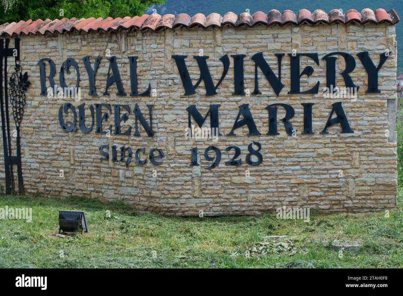 Königliches Weingut. Königin Maria. Beschilderung. Mauerwerk, Tapeten. Mazedonisches Erbe. Schwarze Buchstaben und Zahlen. 5,18. 2023. Demir Kapija .Mazedonien 2023. Stockfoto