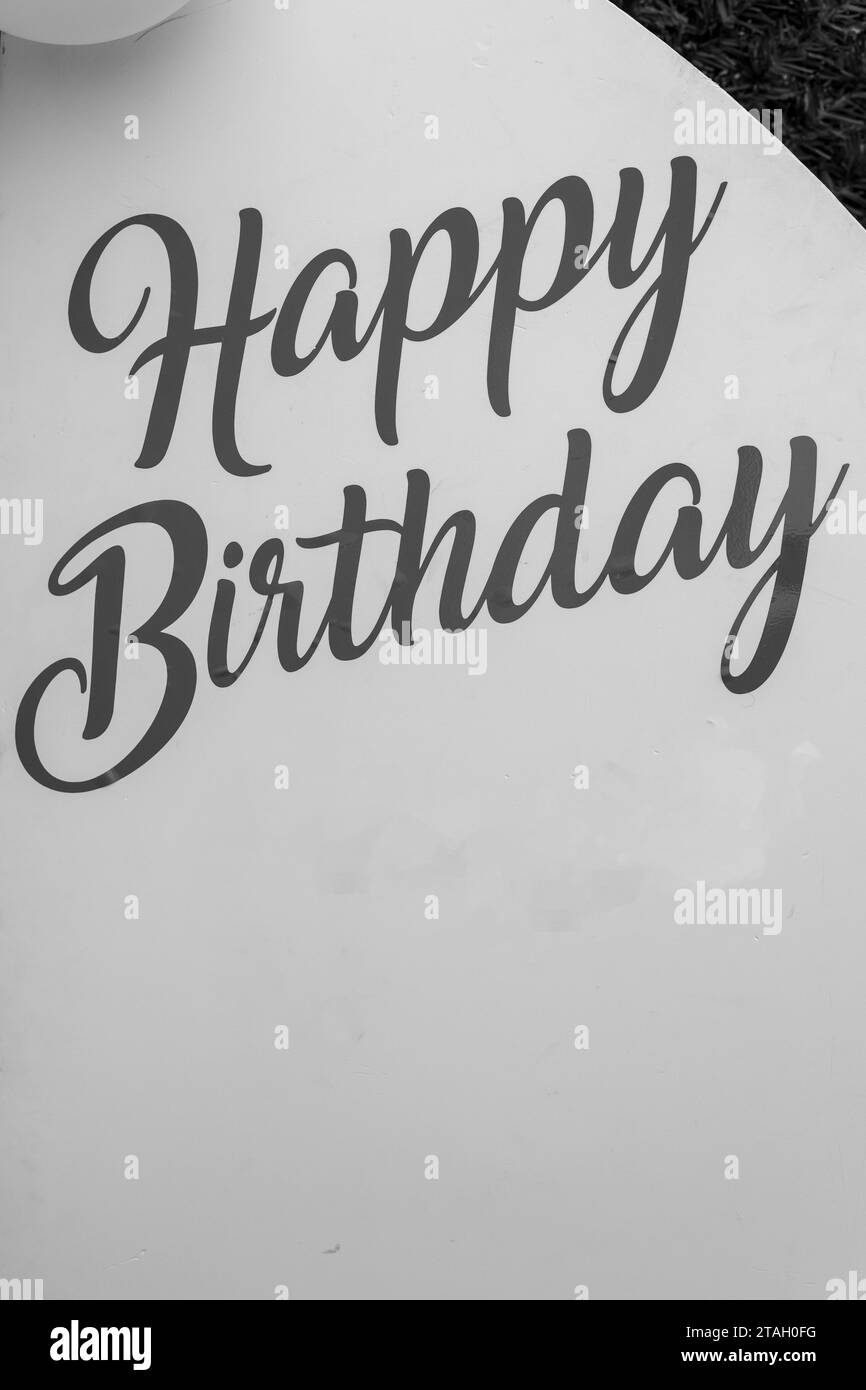 Alles Gute zum Geburtstag, schwarze Buchstaben, Schriftart. Hintergrund des Whitepapers. Partyveranstaltung. Stockfoto