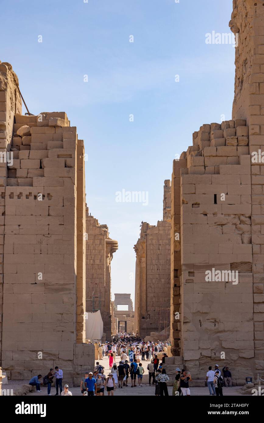 Touristen strömen in den Karnak Tempelkomplex, Luxor, Ägypten Stockfoto