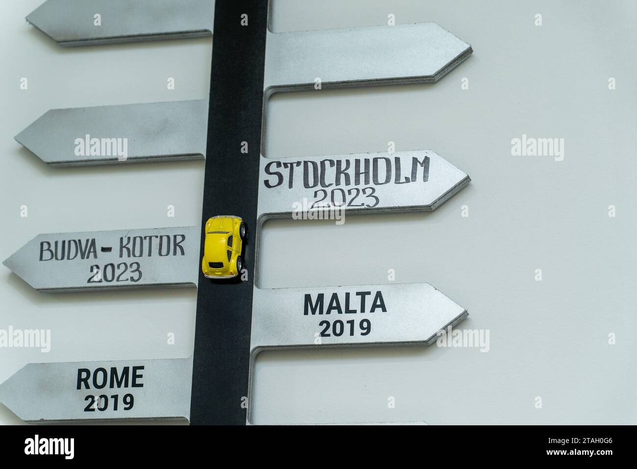 Reisepostprotokolle. Kreative Art, ein Tagebuch zu führen. Weißer Wandhintergrund. Silberfarbene Pfeile. Inneneinrichtung. Stockfoto