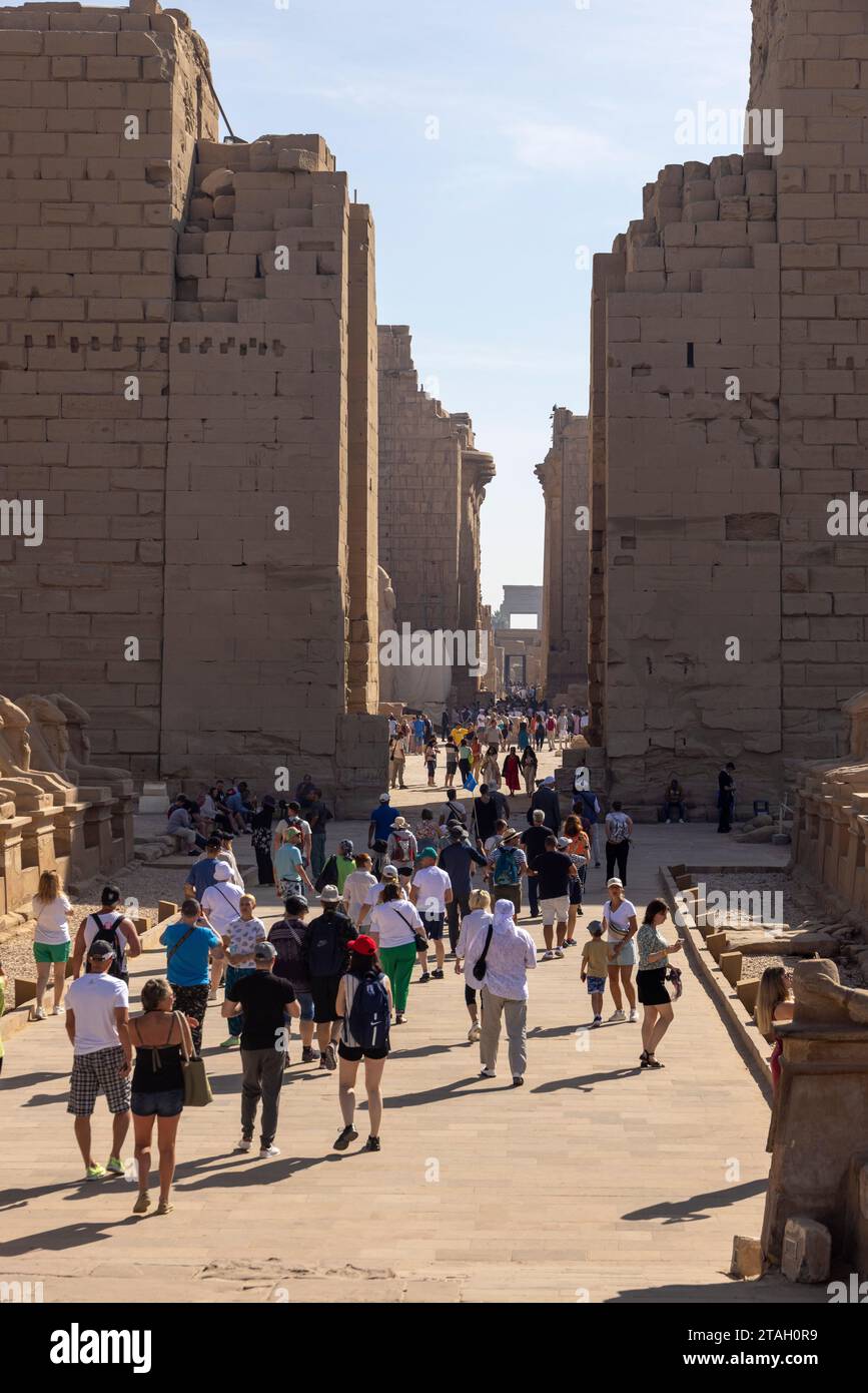 Touristen strömen in den Karnak Tempelkomplex, Luxor, Ägypten Stockfoto
