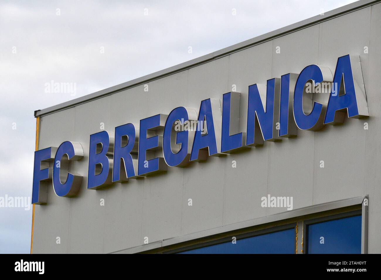 FC Bregalnica Logo Buchstaben Zeichen. Mazedonische Fußballmannschaft. Blaue Buchstaben. . Grauer Wandhintergrund. Stockfoto