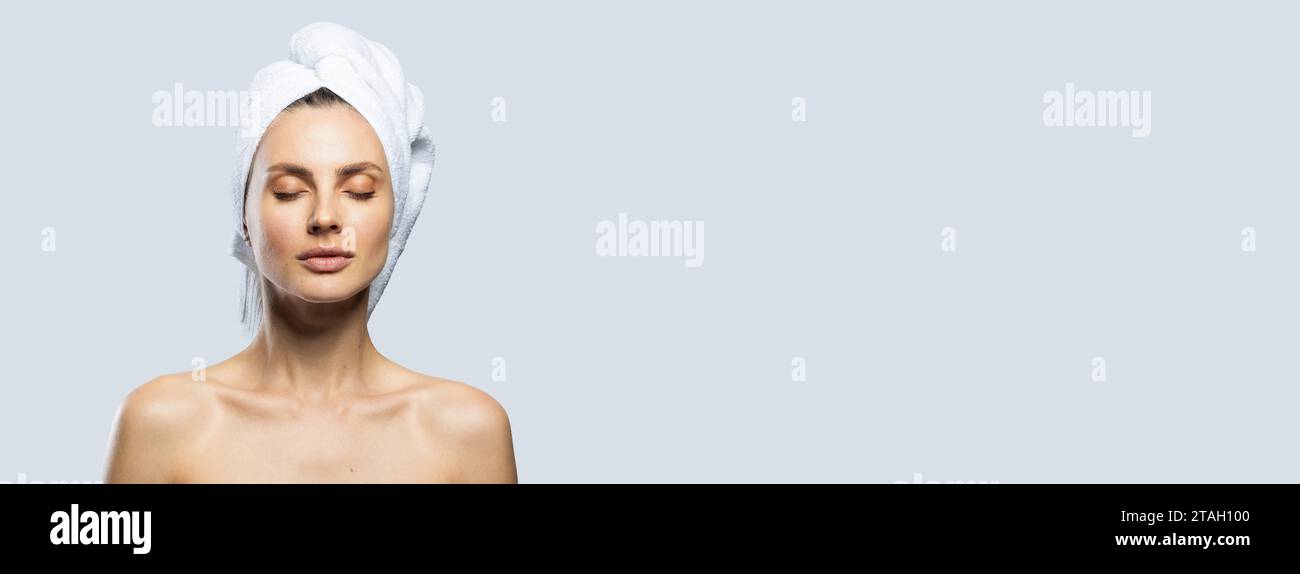 Schöne und sexy Frau, die ein weißes Handtuch auf dem Kopf trägt. Sinnlichkeit, Wellness und Spa-Konzept. Stockfoto