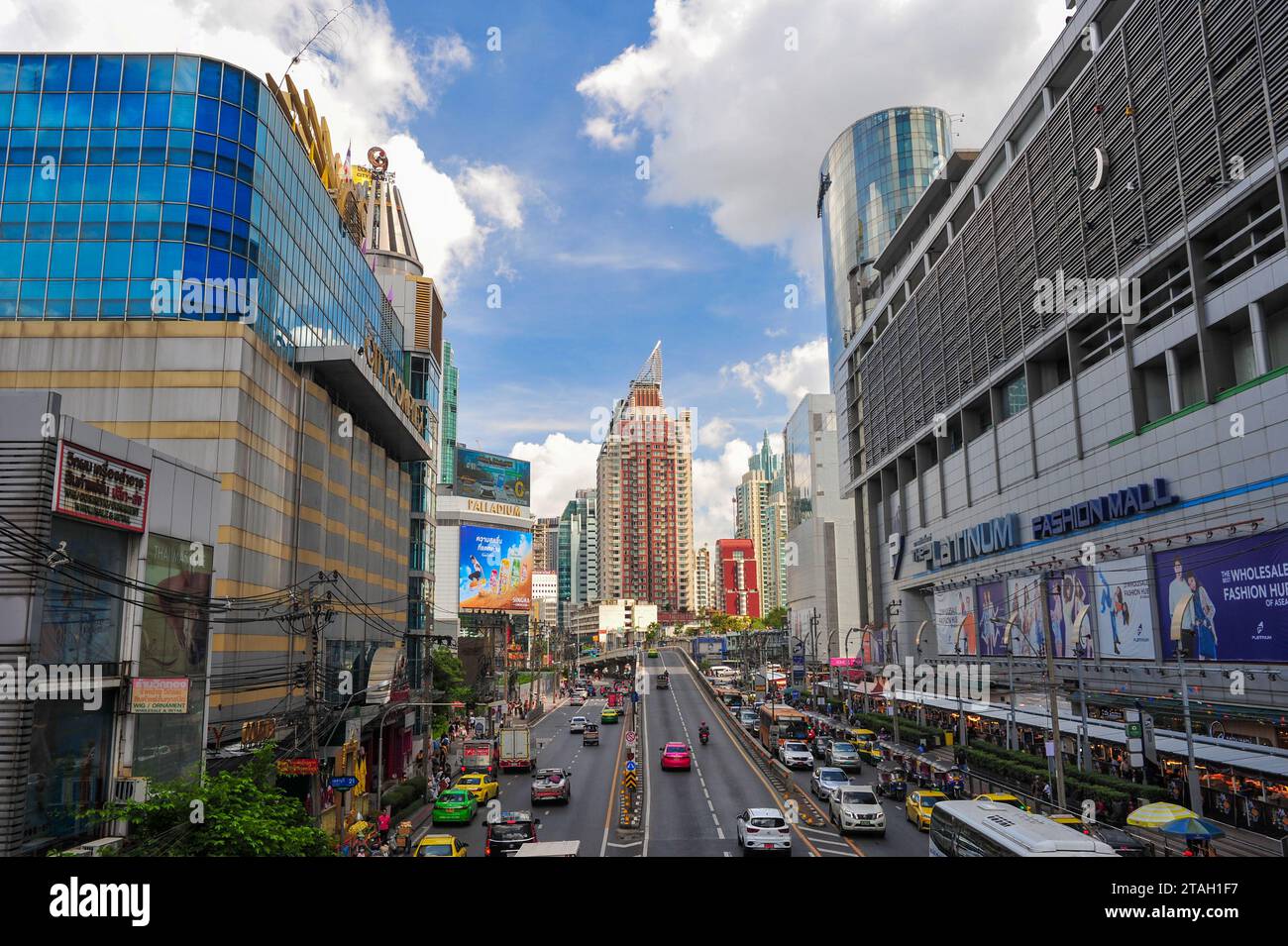 Geschäftige Straßen und hohe Gebäude von Bangkok. Thailand. Stockfoto