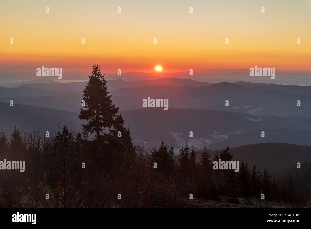 Sonnenaufgang mit farbenfrohem Himmel vom Lysa hora Hügel im Herbst Moravskoslezske Beskiden Berge in Tschechien Stockfoto