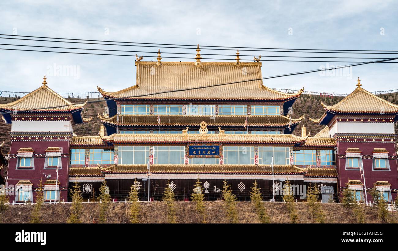Die wunderschöne Architektur des Lari-Klosters in der tibetischen Autonomen Präfektur Guoluo der Provinz Qinghai, China. Stockfoto