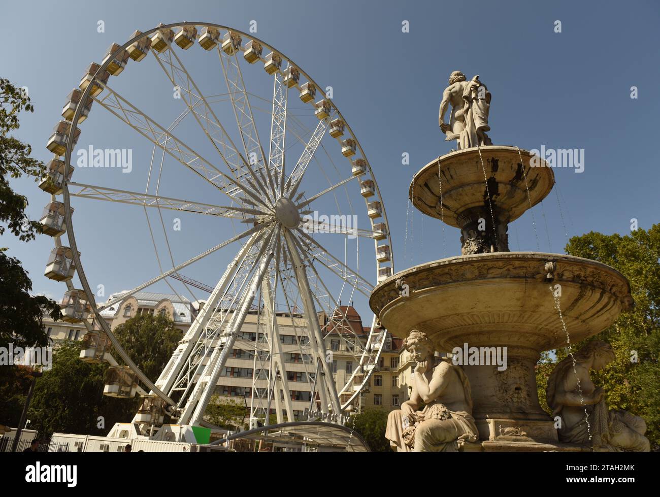 Budapest, Ungarn - 29. August 2017: Budapest Eye Riesenrad im Zentrum von Budapest. Stockfoto
