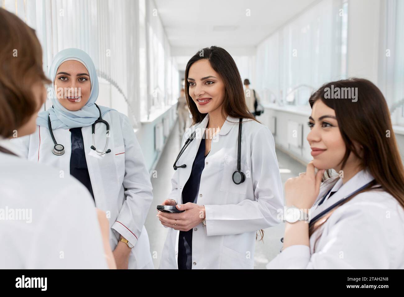 Eine Gruppe junger Ärzte im Flur der Klinik. Stockfoto