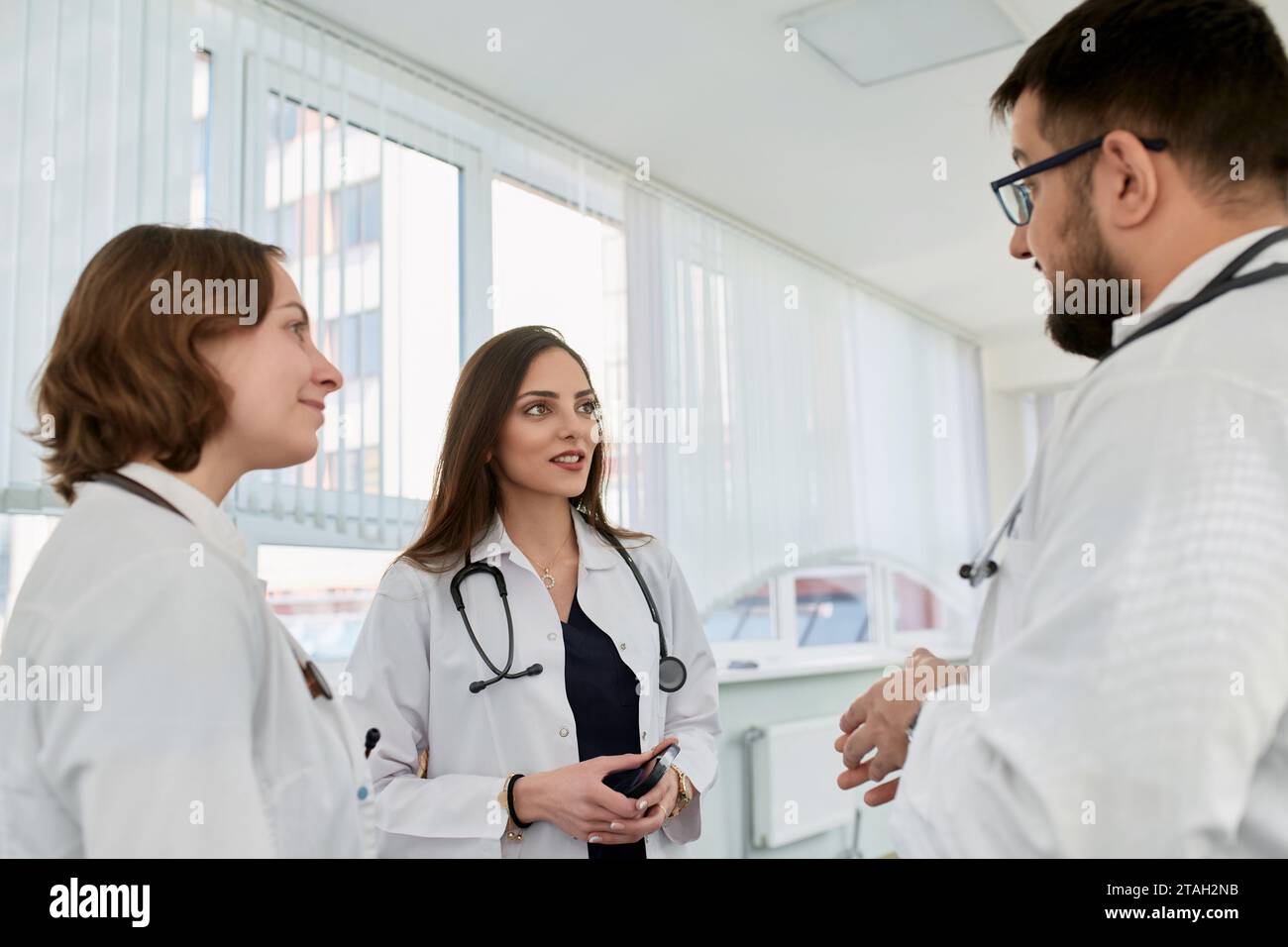 Eine Gruppe junger Ärzte im Flur der Klinik. Stockfoto