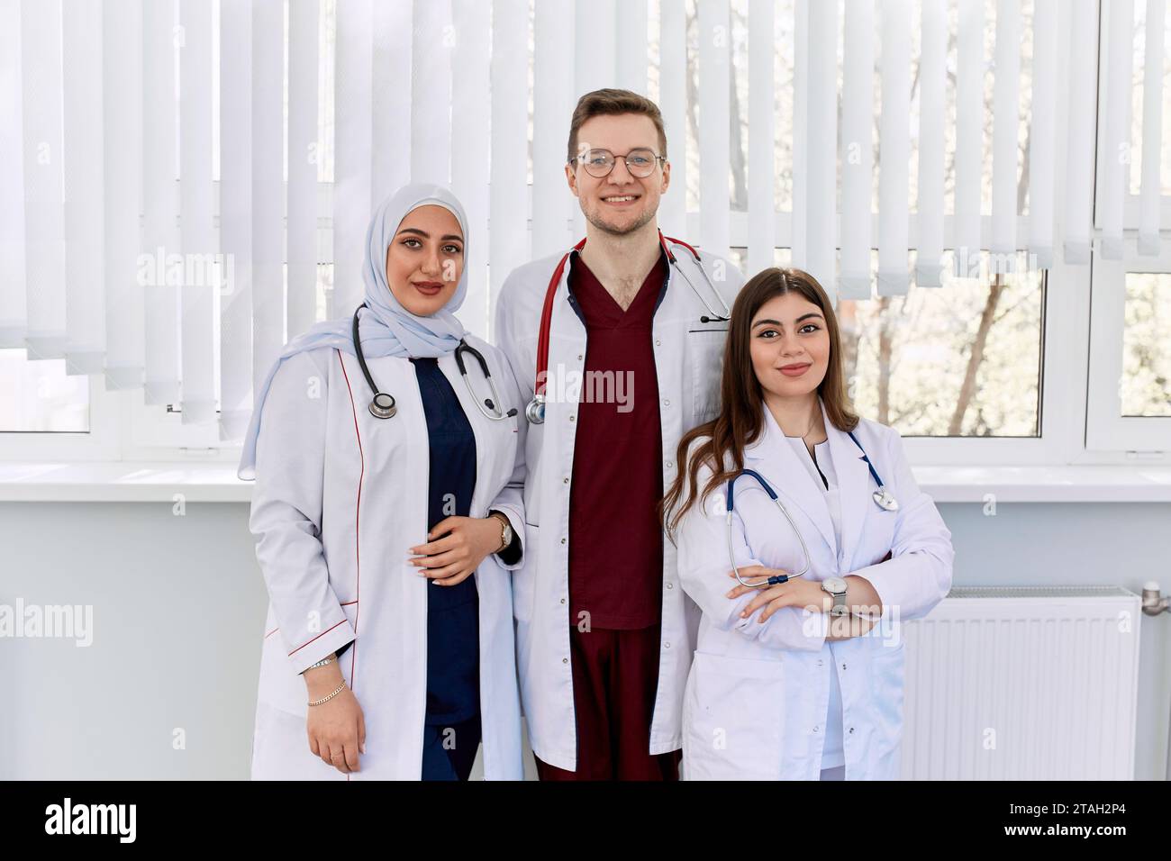 Eine Gruppe junger Ärzte im Flur der Klinik. Stockfoto