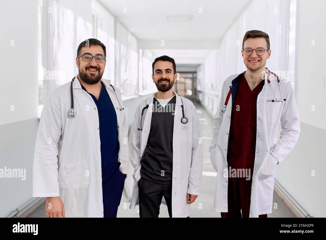 Eine Gruppe junger Ärzte im Flur der Klinik. Stockfoto