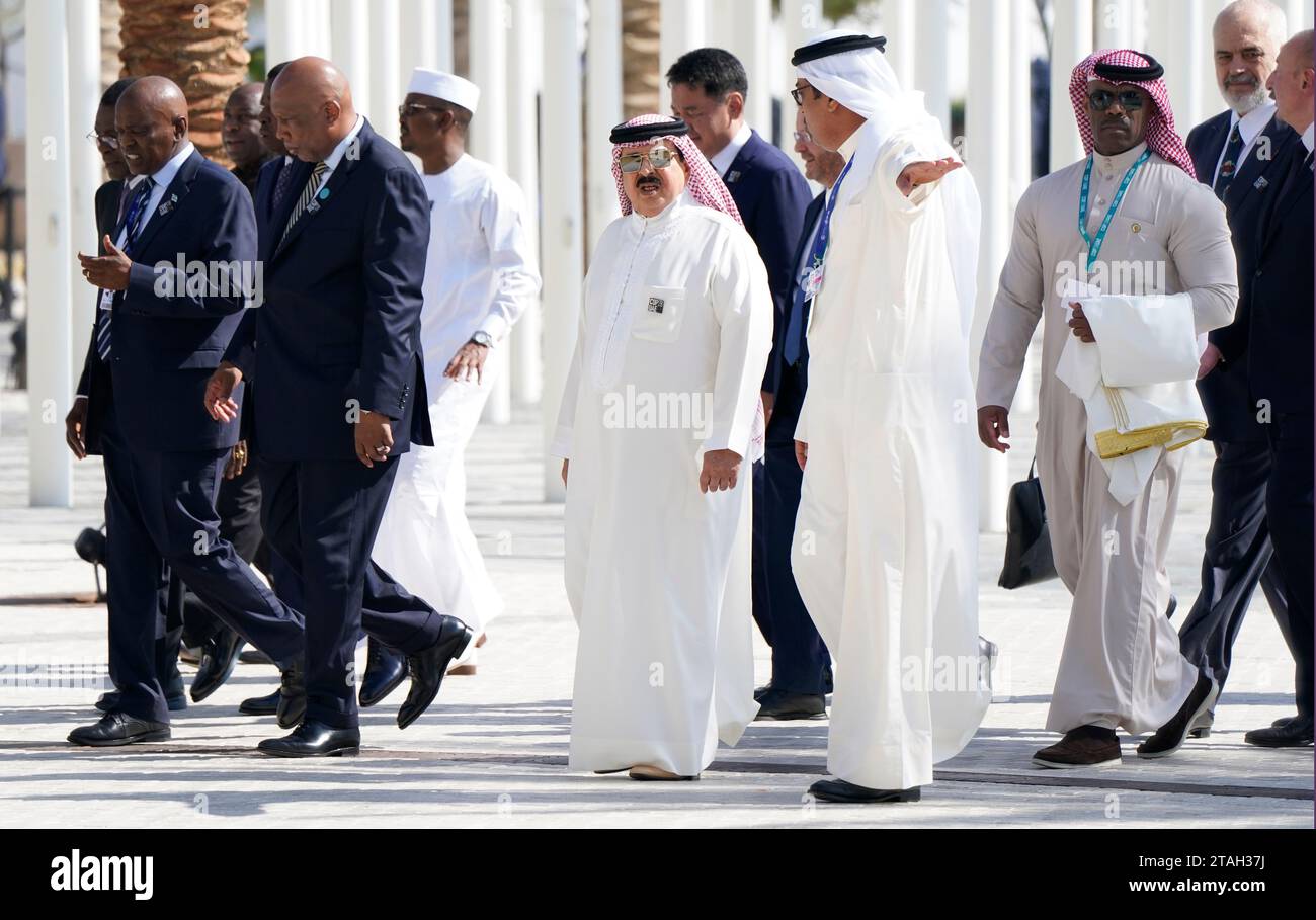 König Hamad bin Isa Al Khalifa aus Bahrain (Mitte) schließt sich