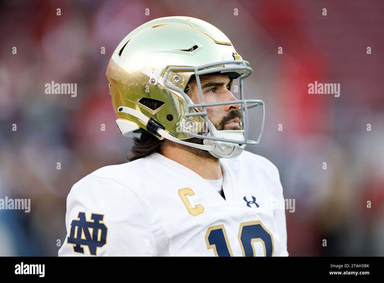 Notre Dame kämpft gegen den irischen Quarterback Sam Hartman (10), der vor einem regulären College-Football-Spiel gegen den Stanford Cardinal Saturda zusieht Stockfoto