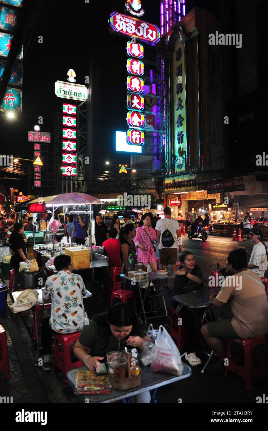 Chinatown in Bangkok ist eines der größten Chinatowns der Welt und ist bekannt für seine unglaublichen Einkaufsmöglichkeiten und verführerische Küche. Vor mehr als 200 Jahren gegründet, ist dies der wichtigste Drehkreuz für Bangkoks große chinesische Gemeinde. Fahren Sie die Yaowarat Road hinunter, voller Aktivitäten und voller Geschäfte, die eine Auswahl an Souvenirs, Schmuck und Schmuckstücken anbieten. Danach machen Sie Halt in einem familiengeführten Restaurant, um sich ein Omelett oder Dim Sum zu schnappen. Bangkok, Thailand. Stockfoto