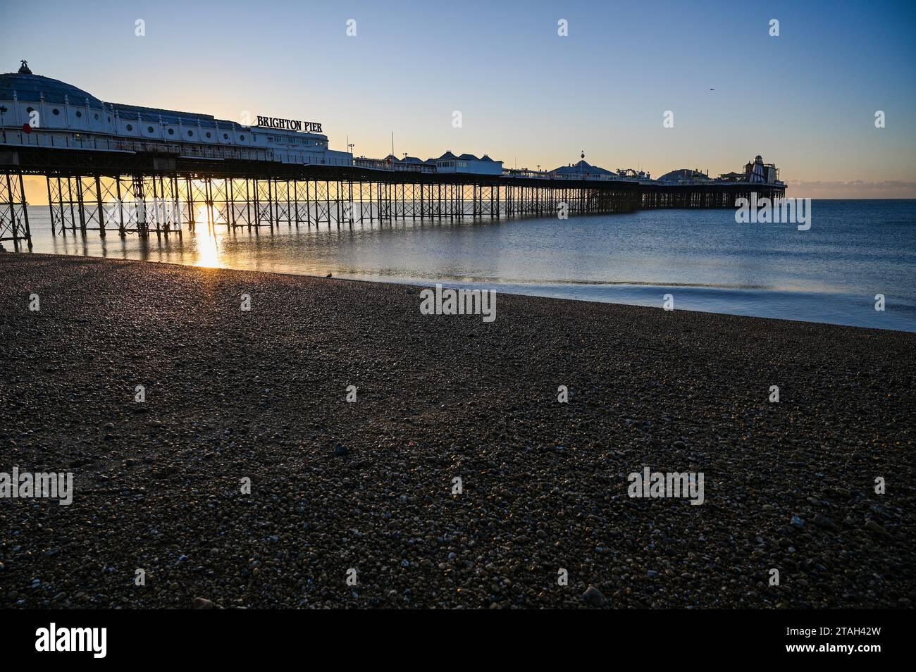 Brighton UK 1. Dezember 2023 - Brighton Palace Pier bei Sonnenaufgang heute Morgen nach der bisher kältesten Nacht der Saison in ganz Großbritannien: Credit Simon Dack / Alamy Live News Stockfoto