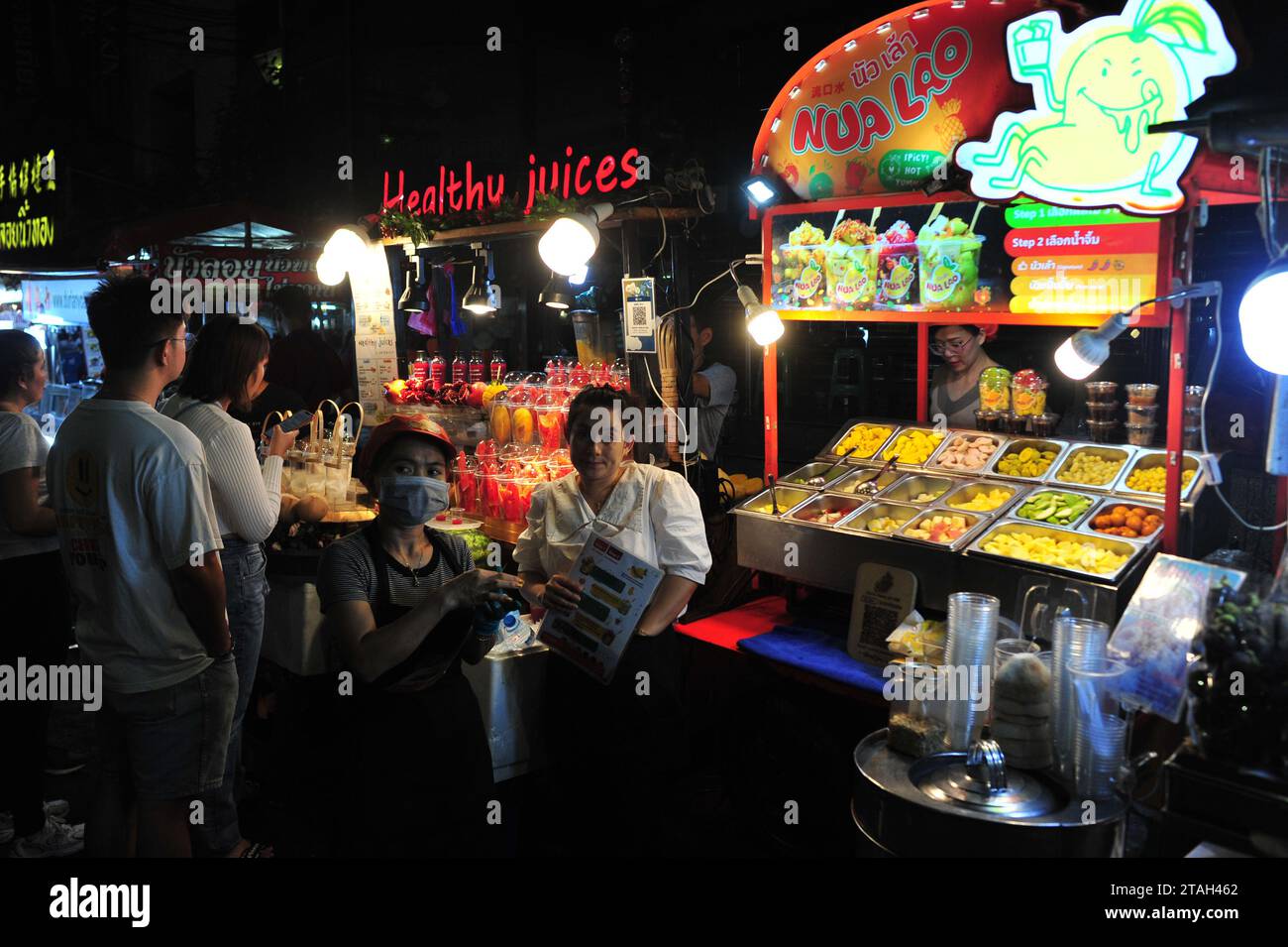 Chinatown in Bangkok ist eines der größten Chinatowns der Welt und ist bekannt für seine unglaublichen Einkaufsmöglichkeiten und verführerische Küche. Vor mehr als 200 Jahren gegründet, ist dies der wichtigste Drehkreuz für Bangkoks große chinesische Gemeinde. Fahren Sie die Yaowarat Road hinunter, voller Aktivitäten und voller Geschäfte, die eine Auswahl an Souvenirs, Schmuck und Schmuckstücken anbieten. Danach machen Sie Halt in einem familiengeführten Restaurant, um sich ein Omelett oder Dim Sum zu schnappen. Bangkok, Thailand. Stockfoto