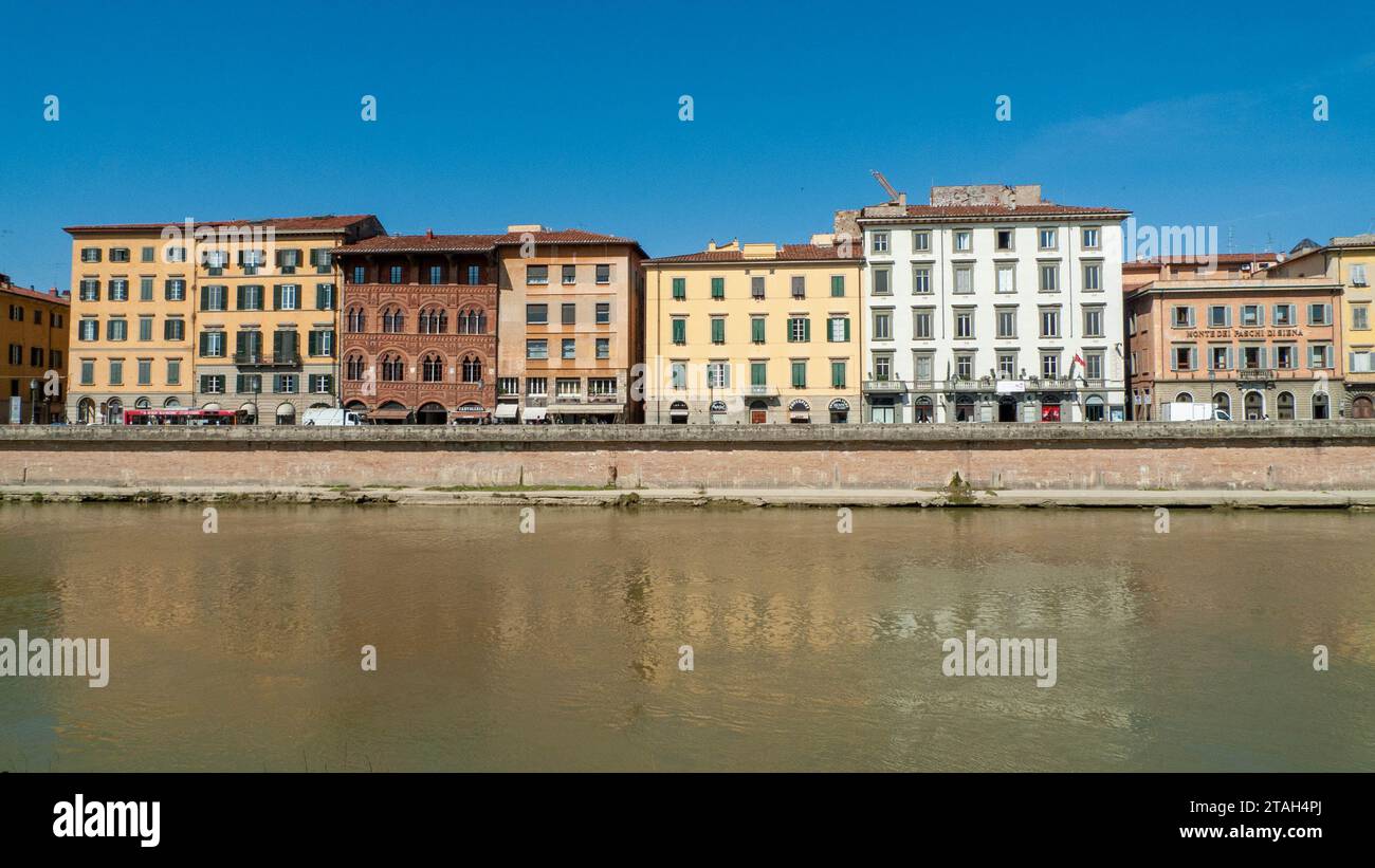 Blick auf die italienische Architektur am Ufer des Arno in Pisa, Italien Stockfoto