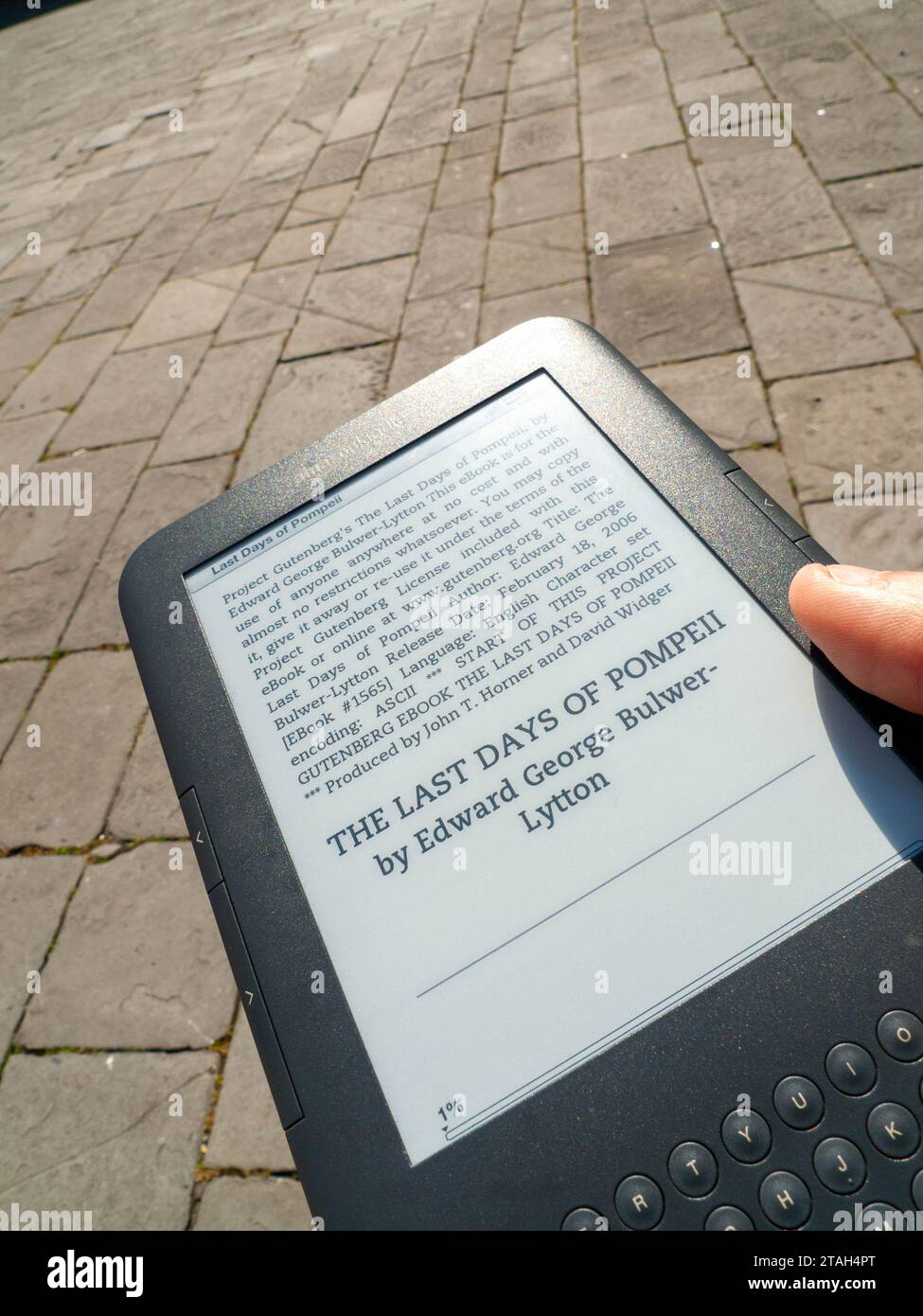 Lesen eines eBook-Lesers im Urlaub in Italien unter der Sommersonne Stockfoto