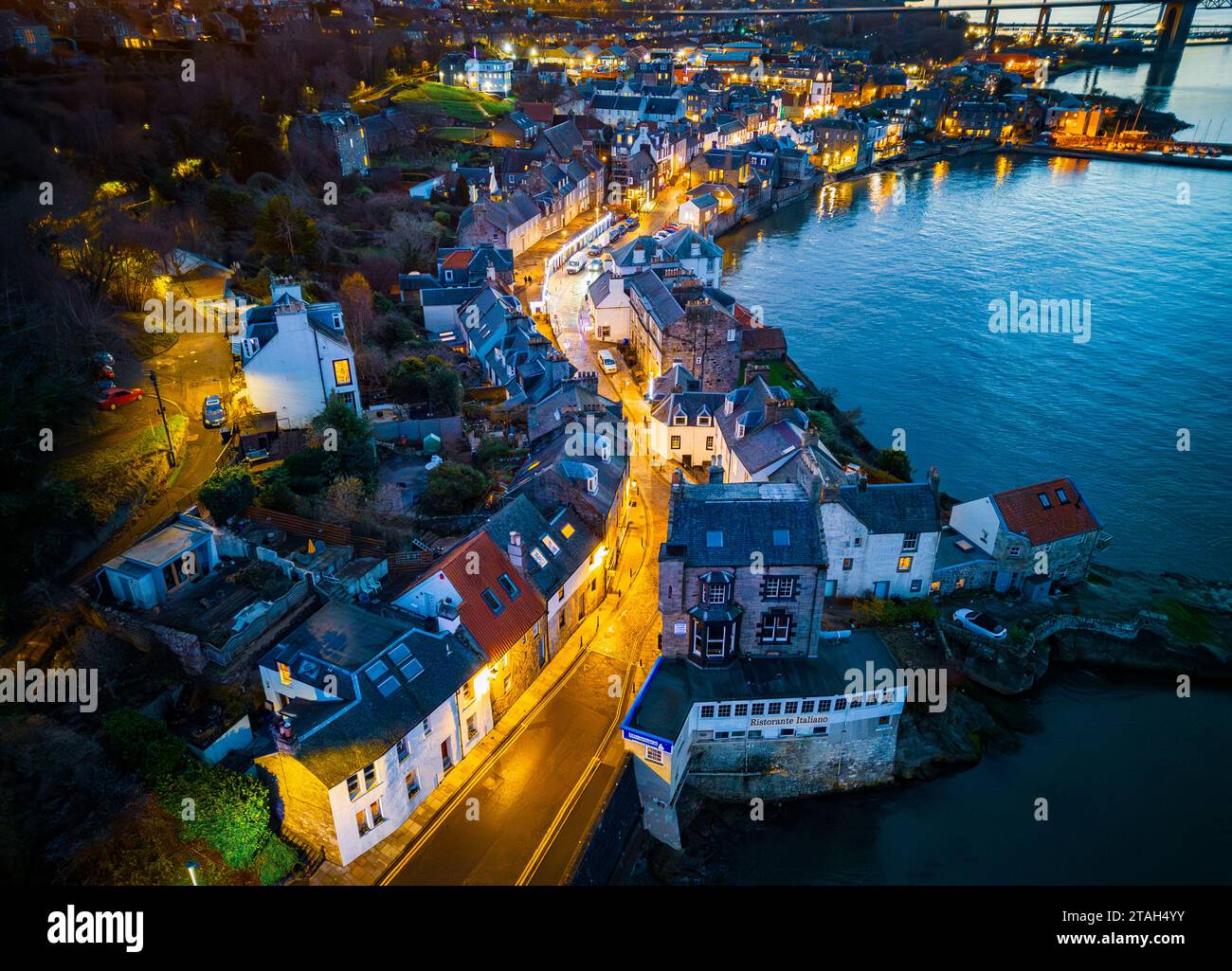 Antenne. Blick von der Drohne bei Nacht entlang der High Street im Dorf South Queensferry in West Lothian, Schottland, Großbritannien Stockfoto