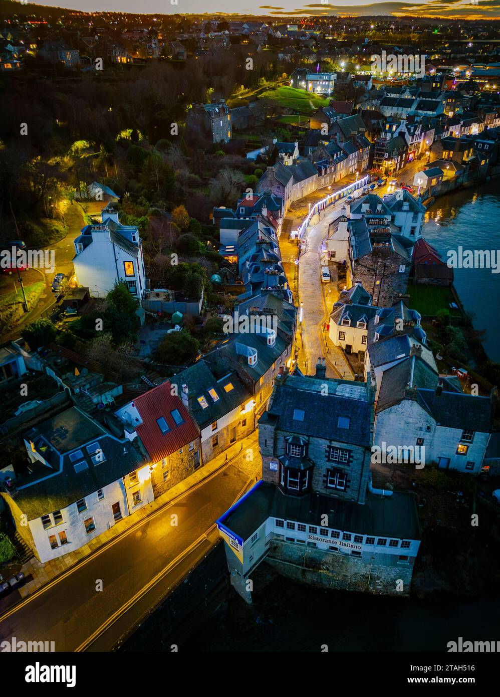Antenne. Blick von der Drohne bei Nacht entlang der High Street im Dorf South Queensferry in West Lothian, Schottland, Großbritannien Stockfoto