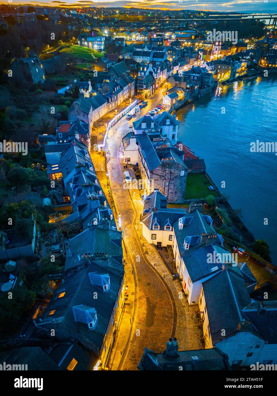 Antenne. Blick von der Drohne bei Nacht entlang der High Street im Dorf South Queensferry in West Lothian, Schottland, Großbritannien Stockfoto