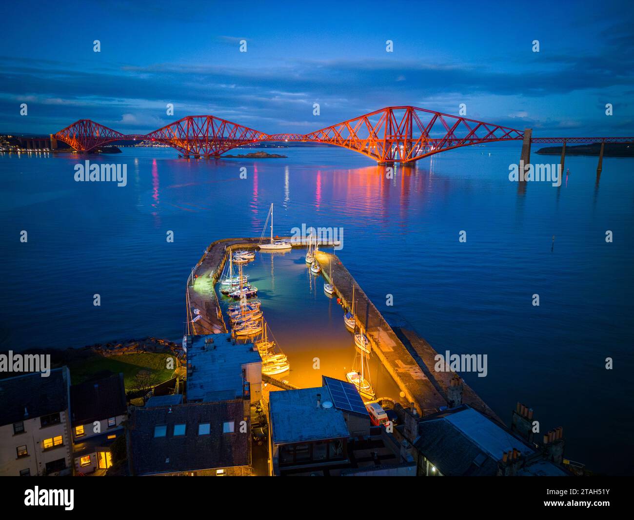 Antenne. Blick von der Drohne bei Nacht auf den Hafen von South Queensferry und die Forth Bridge in West Lothian, Schottland, Großbritannien Stockfoto