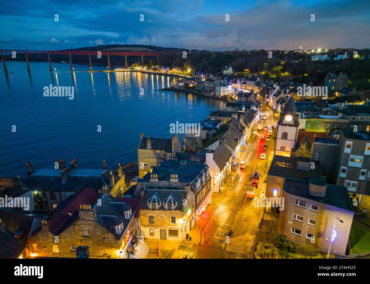 Antenne. Blick von der Drohne bei Nacht entlang der High Street im Dorf South Queensferry in West Lothian, Schottland, Großbritannien Stockfoto