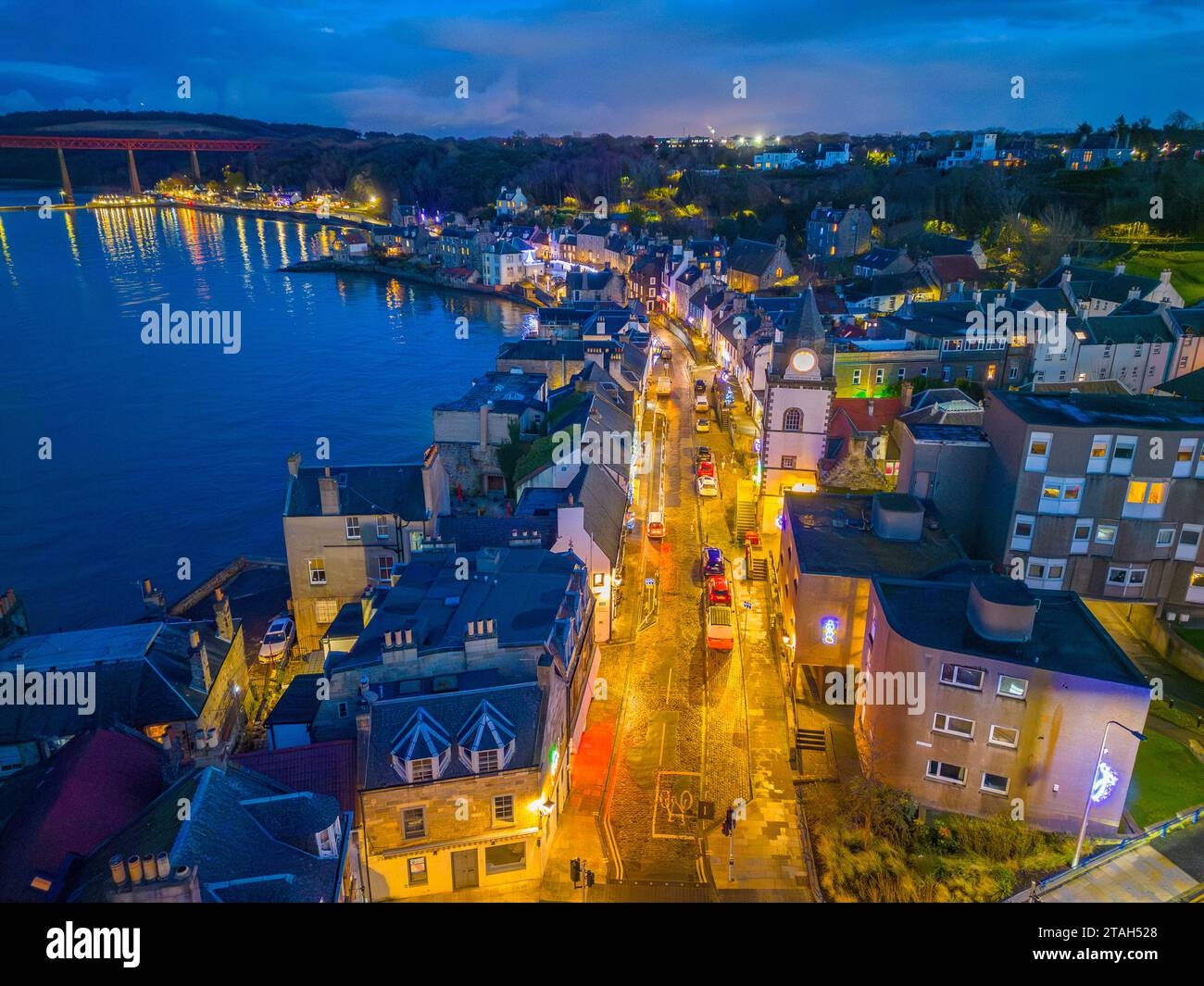 Antenne. Blick von der Drohne bei Nacht entlang der High Street im Dorf South Queensferry in West Lothian, Schottland, Großbritannien Stockfoto