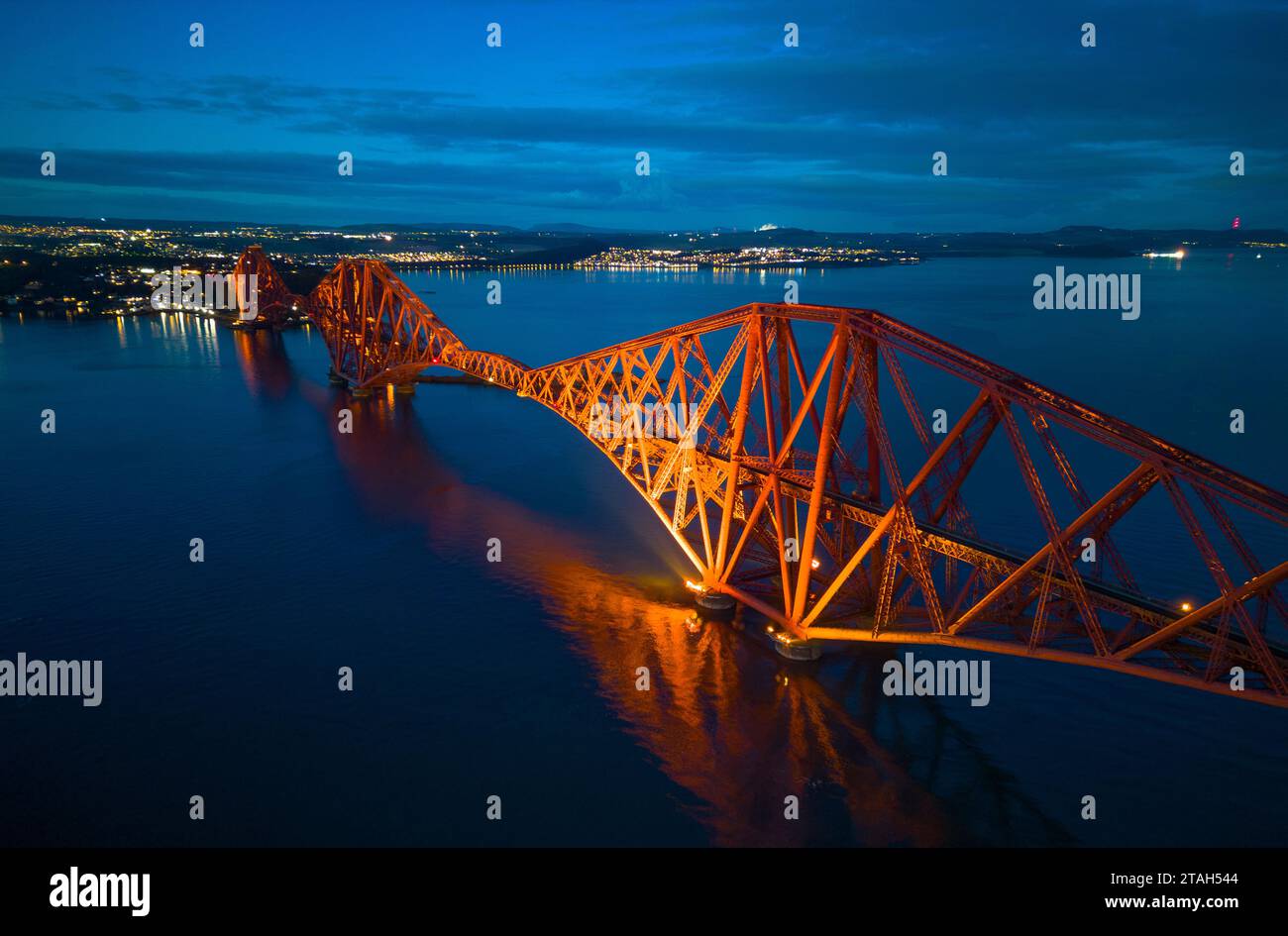 Abendlicher Blick von der Drohne der Forth Bridge (Forth Rail Bridge), die zum UNESCO-Weltkulturerbe gehört, über den Firth of Forth in South Queensferr Stockfoto