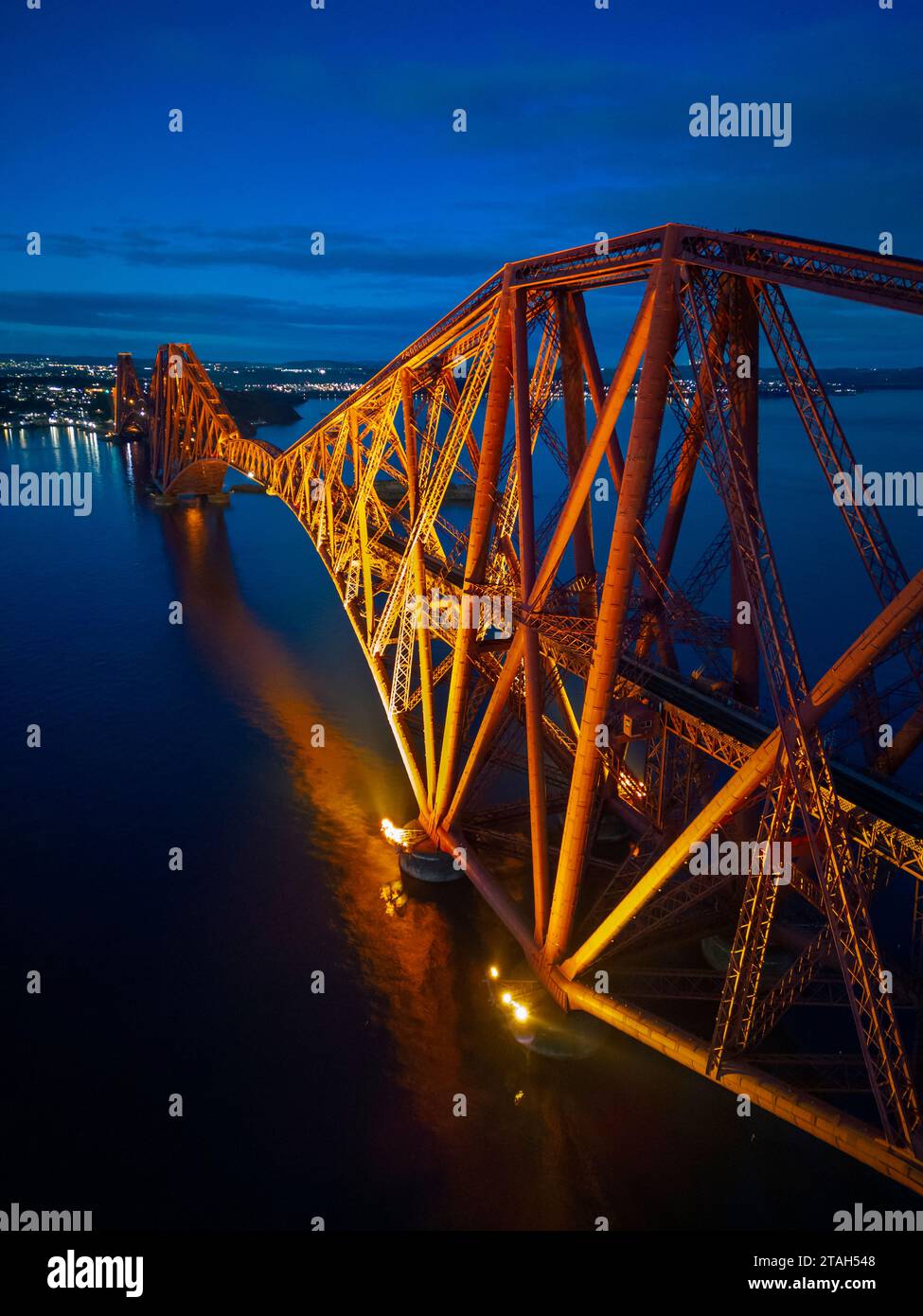 Abendlicher Blick von der Drohne der Forth Bridge (Forth Rail Bridge), die zum UNESCO-Weltkulturerbe gehört, über den Firth of Forth in South Queensferr Stockfoto