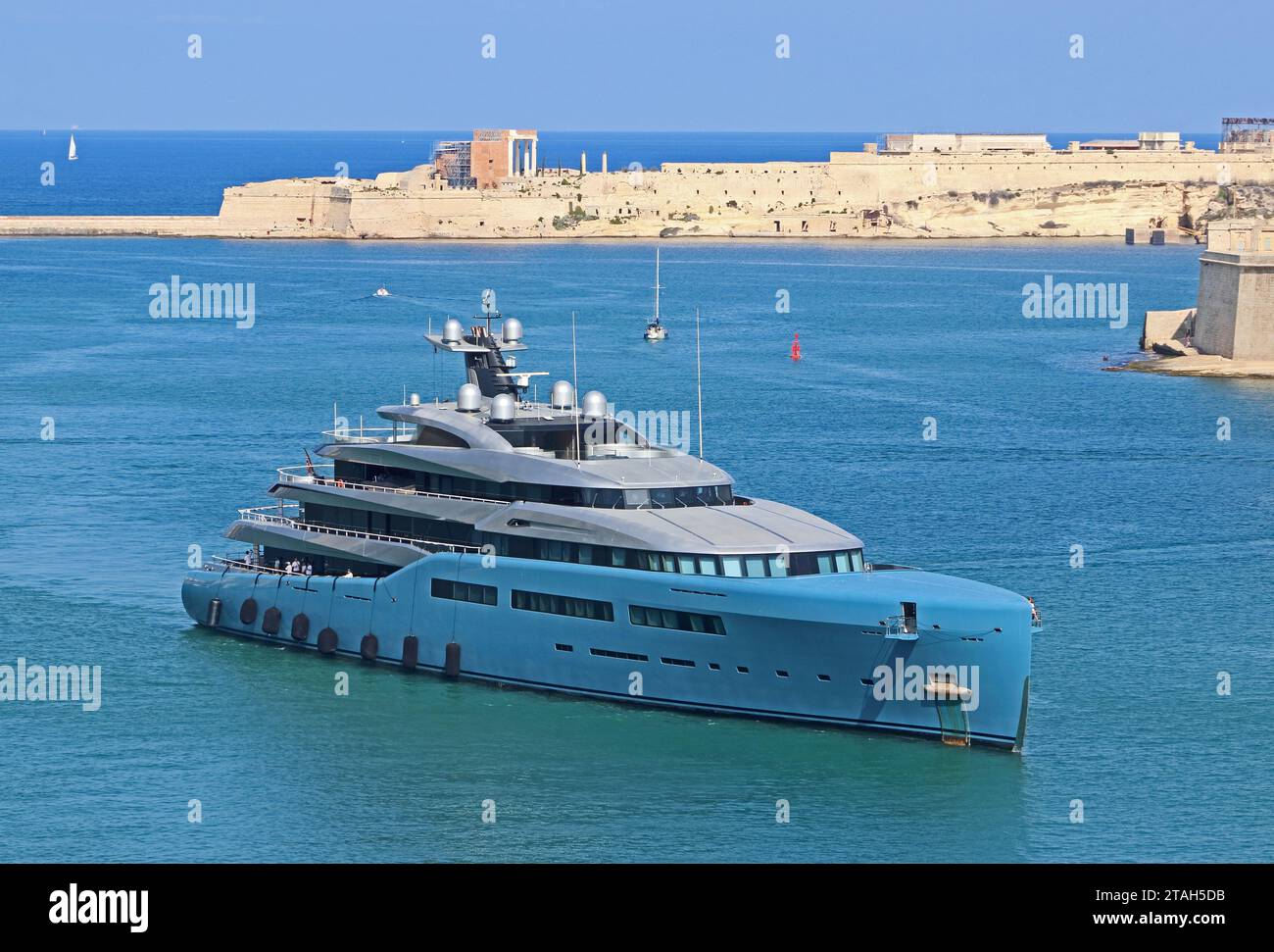 Superyacht 'Aviva' fährt in den Hafen, Valletta, Malta Stockfoto