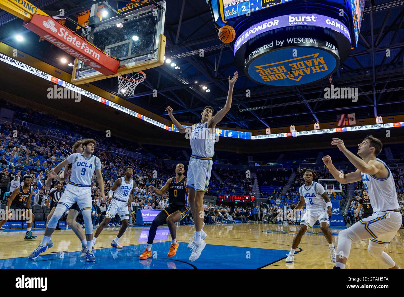 Das UCLA Bruins Center Aday Mara (15) geht für den Rebound während eines NCAA College Basketballspiels am Donnerstag, den 30. November 2023, in Los Angeles. UCLA besiegte UCR 66-65. (Louis Chen/Bild des Sports) Stockfoto