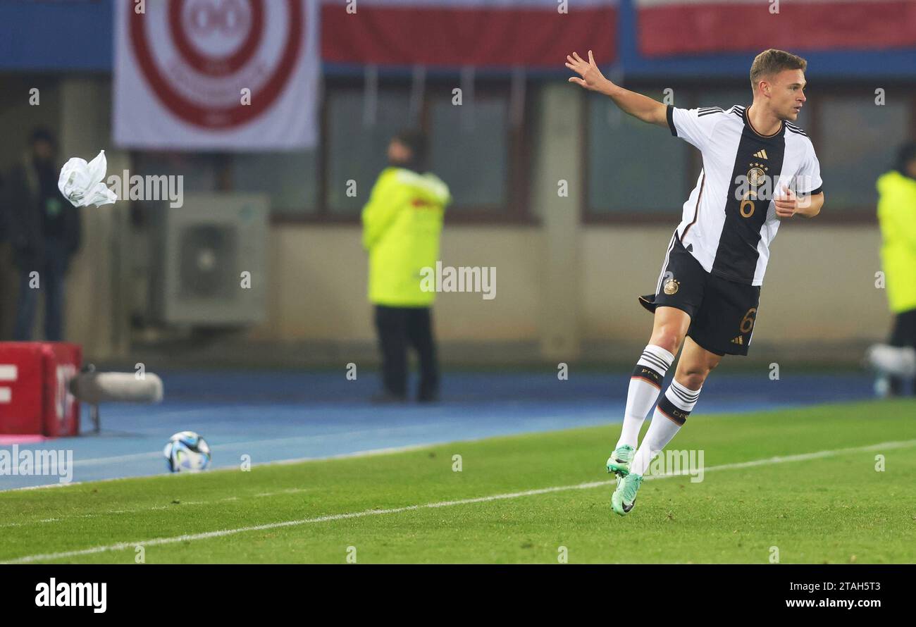 firo: 21. November 2023 Fußball, Fußball, Saison 2023/2024 Männer Nationalmannschaft Deutschland Freundschaftsspiel: AUT Austria - GER Germany 2:0 GER Joshua Kimmich, Geste, Geste, wirft T-Shirt, Unterhemd Stockfoto