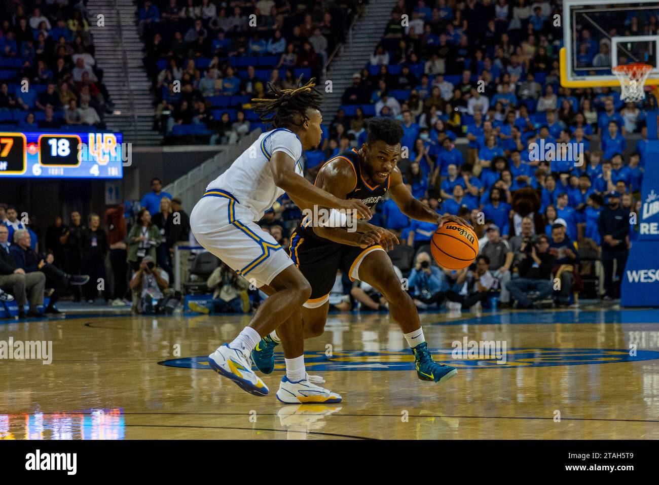 Barrington Hargress (24) treibt den Ball gegen die UCLA Bruins während eines Basketballspiels der NCAA College am Donnerstag, den 30. November 2023 in Los Angeles. UCLA besiegte UCR 66-65. (Louis Chen/Bild des Sports) Stockfoto