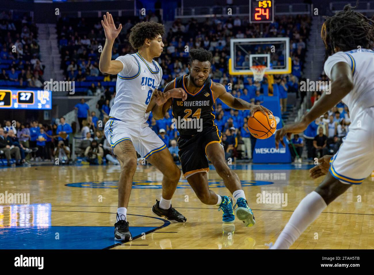 Barrington Hargress (24) treibt den Ball gegen die UCLA Bruins während eines Basketballspiels der NCAA College am Donnerstag, den 30. November 2023 in Los Angeles. UCLA besiegte UCR 66-65. (Louis Chen/Bild des Sports) Stockfoto