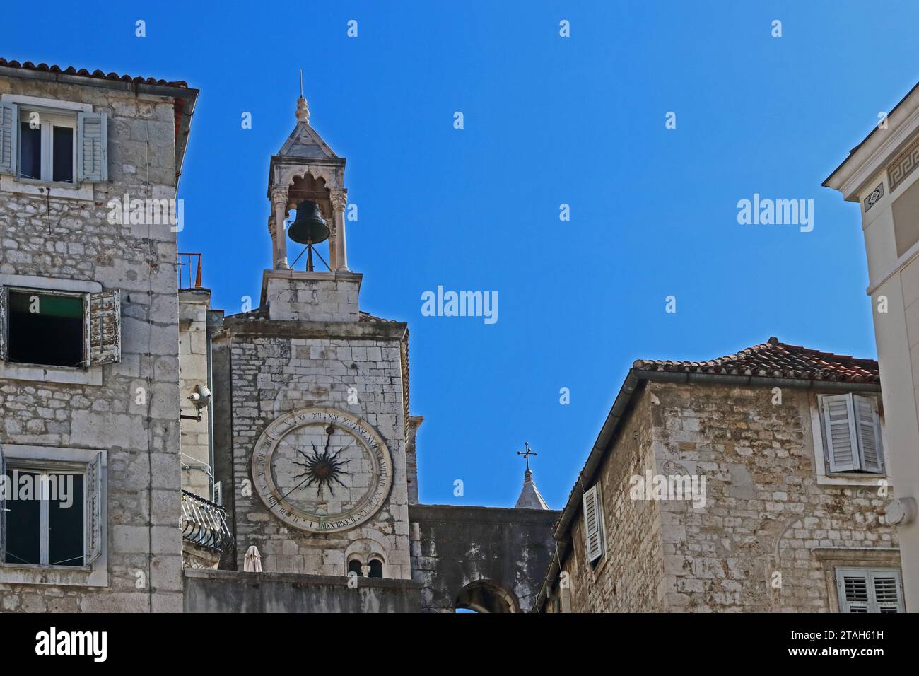 Glockenturm der Kirche unserer Lieben Frau vom Glockenturm, mit 24 Stunden, invertierter Uhr, Split, Kroatien Stockfoto